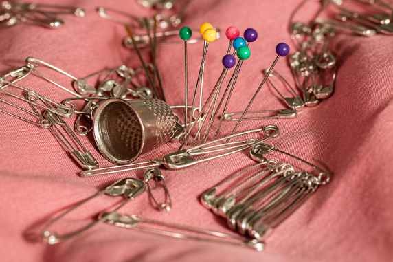 sewing-thimble-pins-safety-pins-37631.jpeg